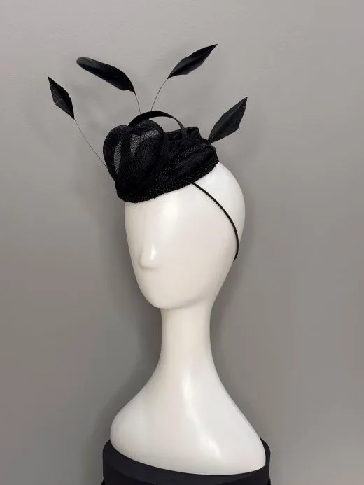 crni fascinator Leon sa perjem i biserima - poluprofil