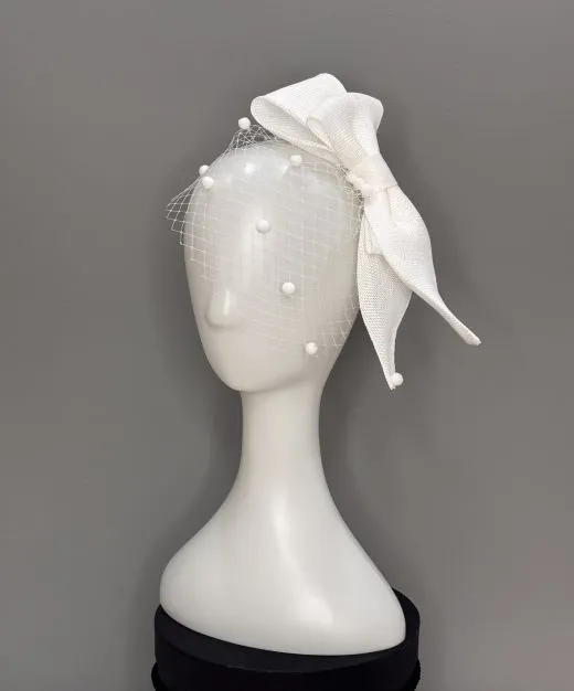 fascinator Noel sa mašnom i mrežicom u beloj boji