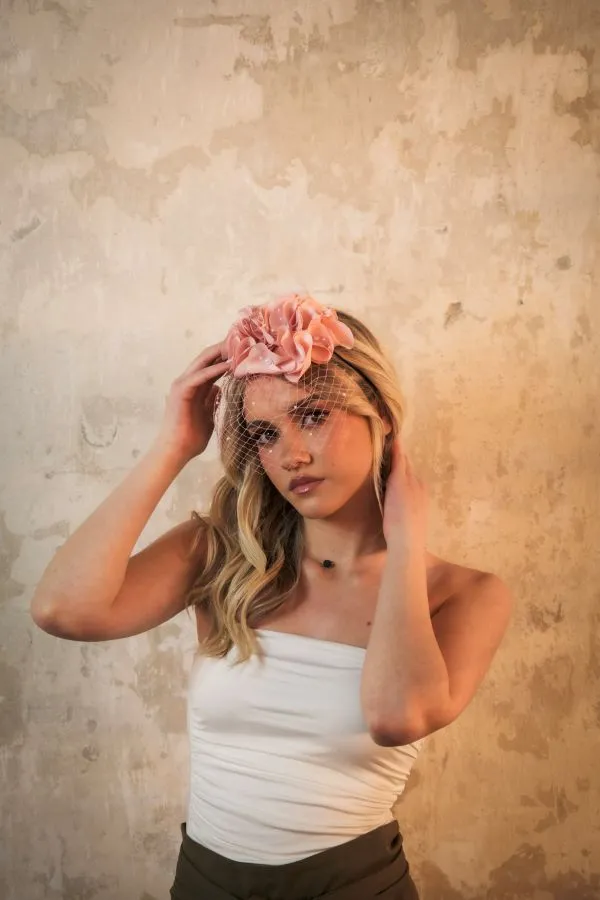 Rozzario Pink Aprikot - fascinator Rozzario fascinator boje roze kajsije