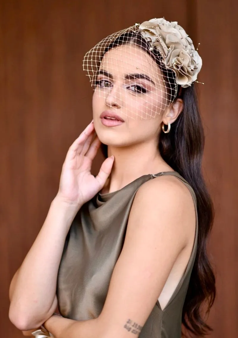 Rozzario Sandy - fascinator Rozzario fascinator boje peska