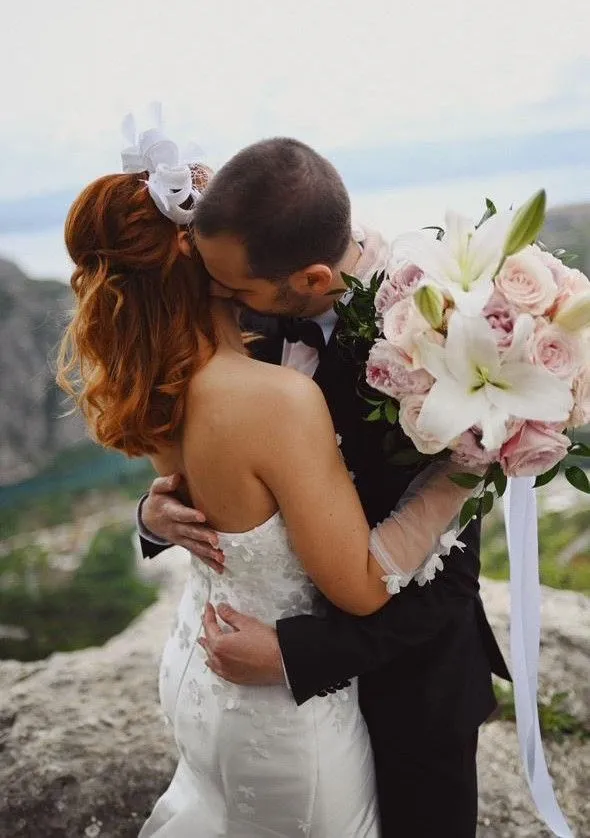 Mlada nosi Iv - beli fascinator za venčanje - proizveden u Pavo Style modnom studiju